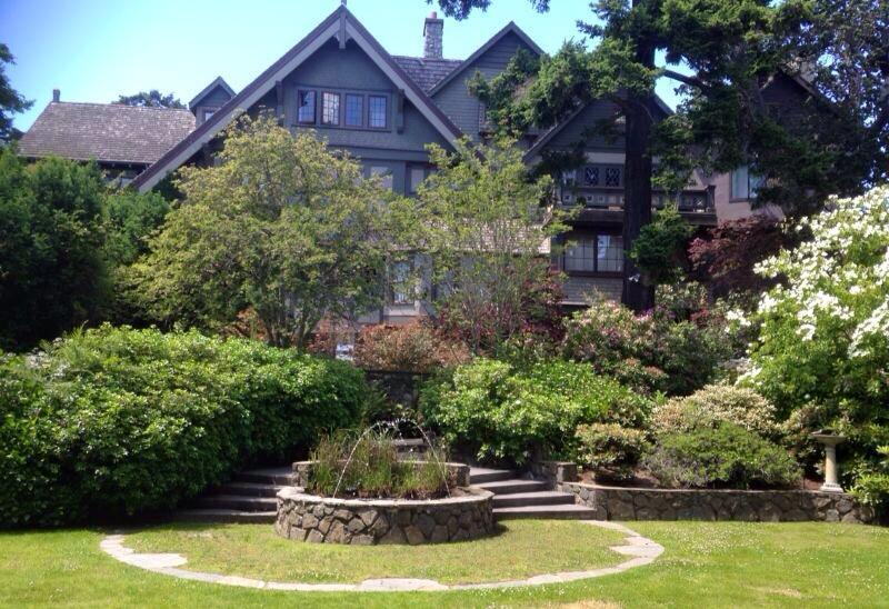 English Inn Esquimalt Exterior photo