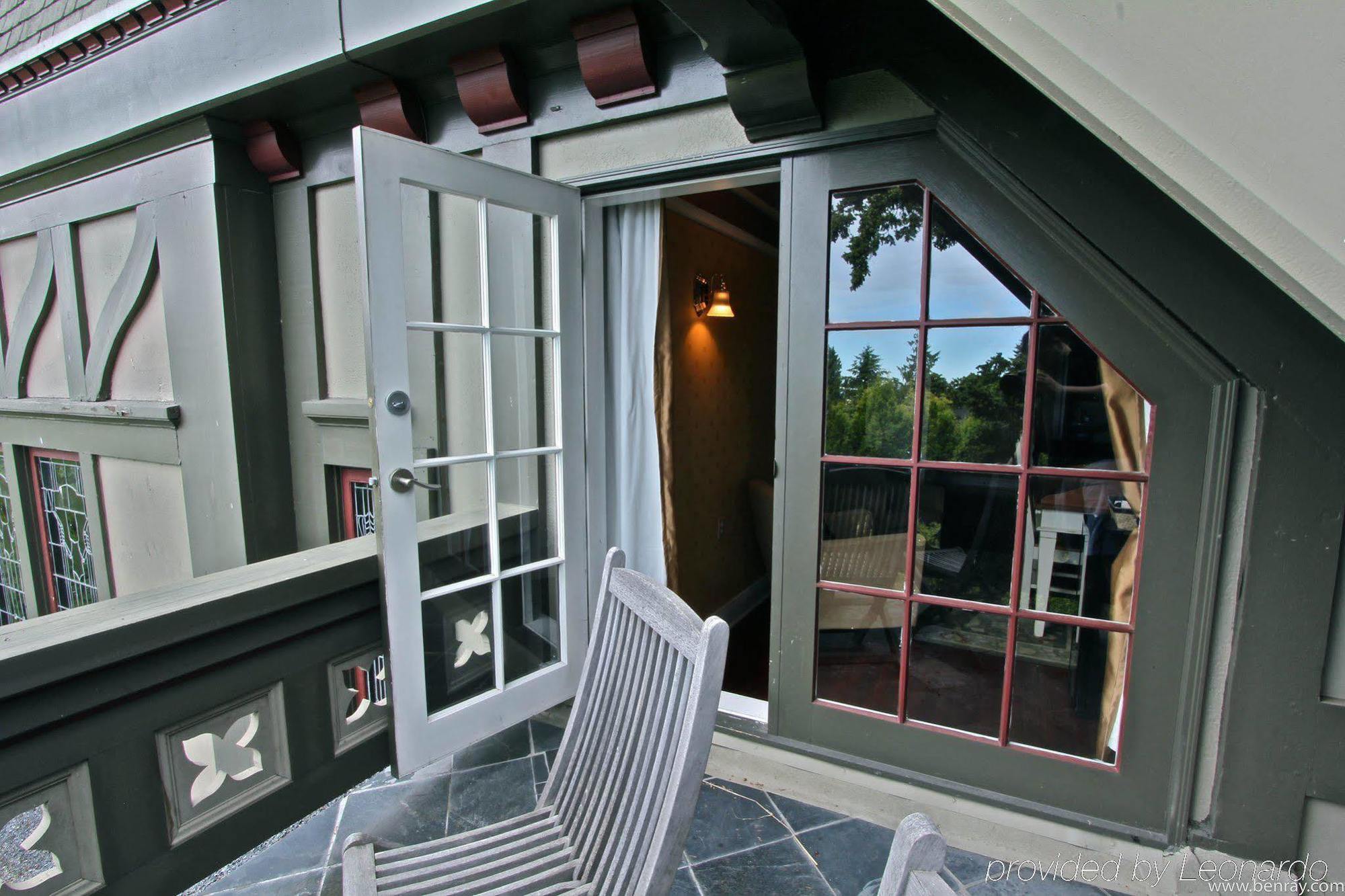 English Inn Esquimalt Exterior photo